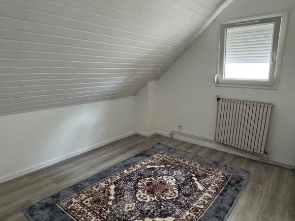 MAISON DE VILLE, GRANDE PIÈCE DE VIE, 4 CHAMBRES ET BEAU JARDIN PAYSAGÉ