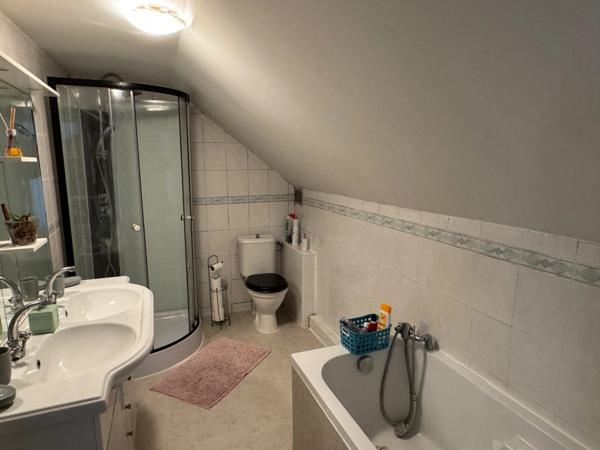 MAISON DE VILLE, GRANDE PIÈCE DE VIE, 4 CHAMBRES ET BEAU JARDIN PAYSAGÉ