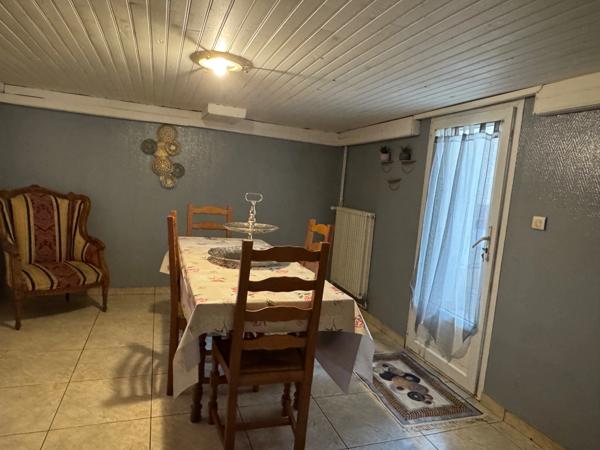 MAISON DE VILLE, GRANDE PIÈCE DE VIE, 4 CHAMBRES ET BEAU JARDIN PAYSAGÉ