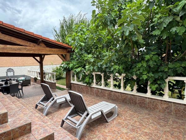 MAISON DE VILLE, GRANDE PIÈCE DE VIE, 4 CHAMBRES ET BEAU JARDIN PAYSAGÉ