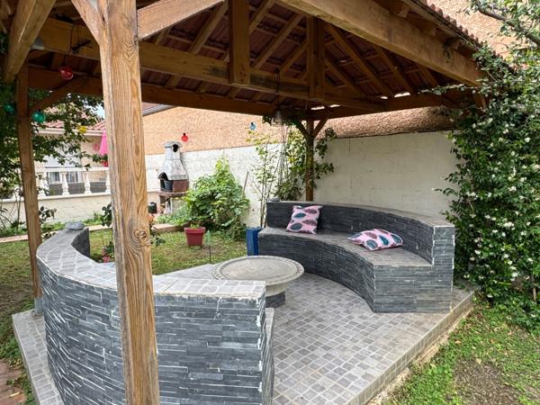 MAISON DE VILLE, GRANDE PIÈCE DE VIE, 4 CHAMBRES ET BEAU JARDIN PAYSAGÉ