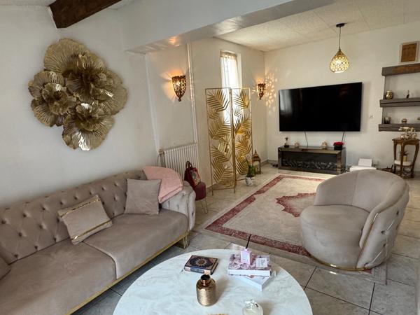 MAISON DE VILLE, GRANDE PIÈCE DE VIE, 4 CHAMBRES ET BEAU JARDIN PAYSAGÉ