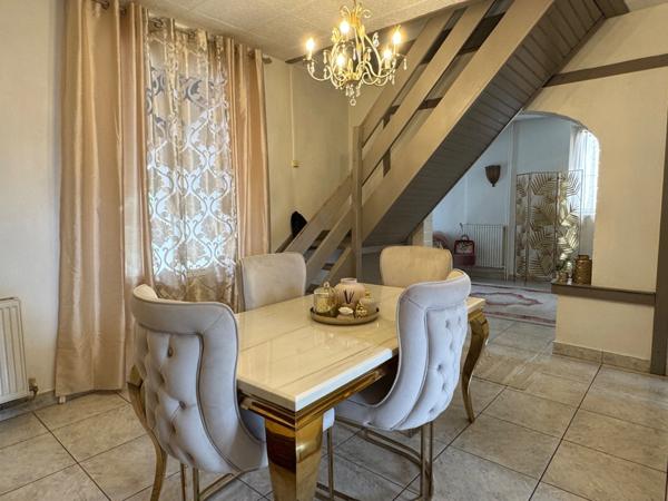 MAISON DE VILLE, GRANDE PIÈCE DE VIE, 4 CHAMBRES ET BEAU JARDIN PAYSAGÉ