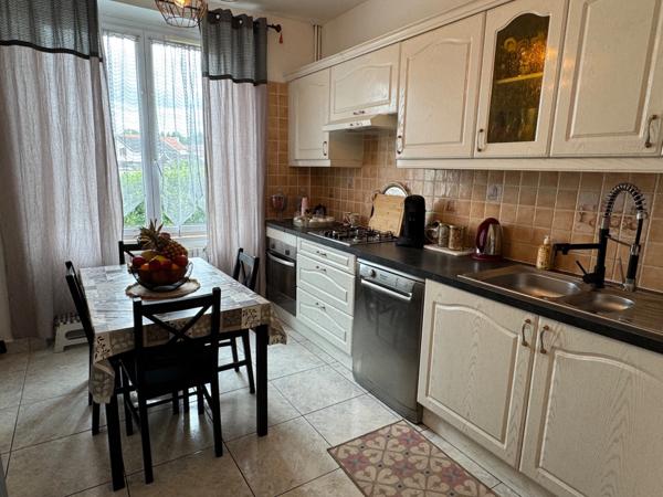 MAISON DE VILLE, GRANDE PIÈCE DE VIE, 4 CHAMBRES ET BEAU JARDIN PAYSAGÉ