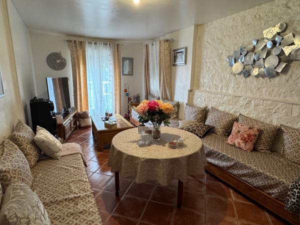 MAISON DE VILLE, GRANDE PIÈCE DE VIE, 4 CHAMBRES ET BEAU JARDIN PAYSAGÉ