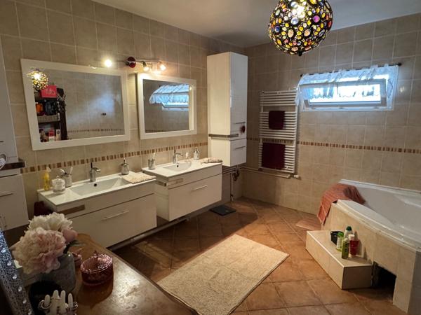 MAISON DE VILLE, GRANDE PIÈCE DE VIE, 4 CHAMBRES ET BEAU JARDIN PAYSAGÉ