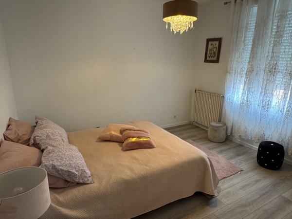 MAISON DE VILLE, GRANDE PIÈCE DE VIE, 4 CHAMBRES ET BEAU JARDIN PAYSAGÉ