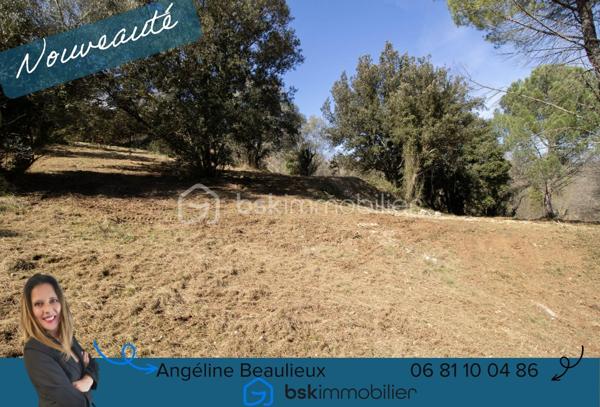 Terrain de 2 412 m²