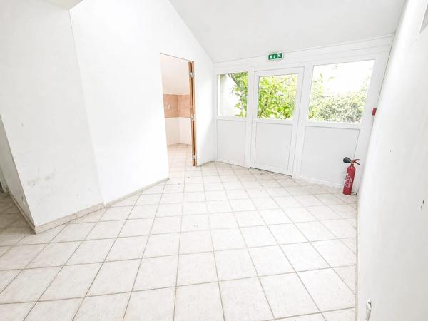 Ancien bar avec appartement et jardin