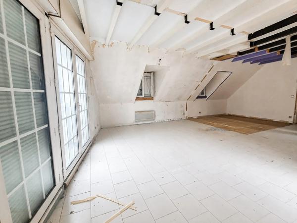 Ancien bar avec appartement et jardin