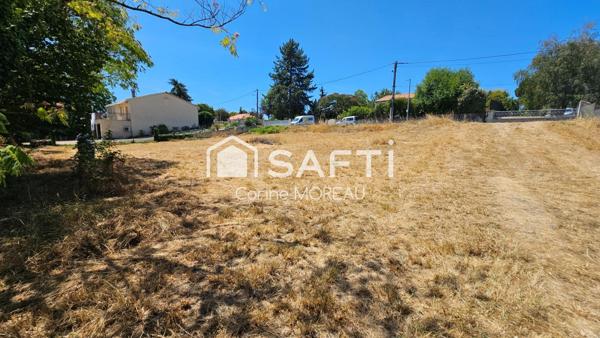 Terrain constructible,800m²,arboré,non viabilisé