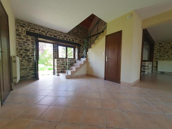 ENSEMBLE IMMOBILIER DE DEUX MAISONS EN PIERRES APPARENTES