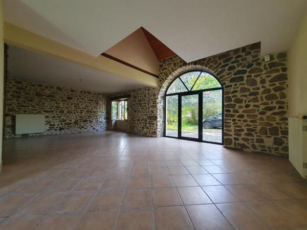 ENSEMBLE IMMOBILIER DE DEUX MAISONS EN PIERRES APPARENTES