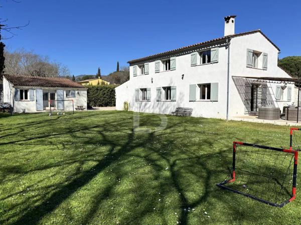 Villa spacieuse de 5 chambres et un appartement à vendre à Opio