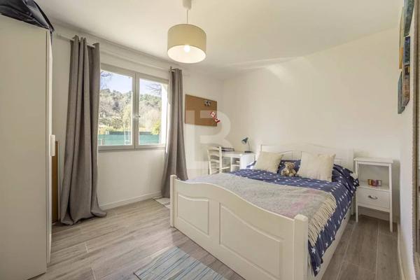 Villa spacieuse de 5 chambres et un appartement à vendre à Opio