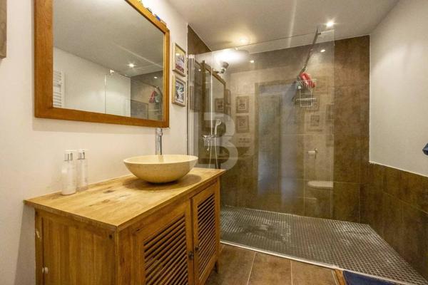 Villa spacieuse de 5 chambres et un appartement à vendre à Opio