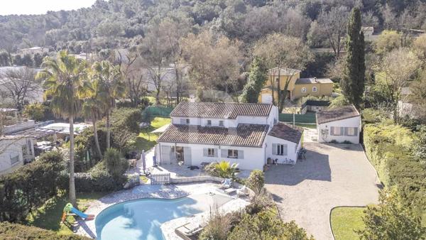 Villa spacieuse de 5 chambres et un appartement à vendre à Opio