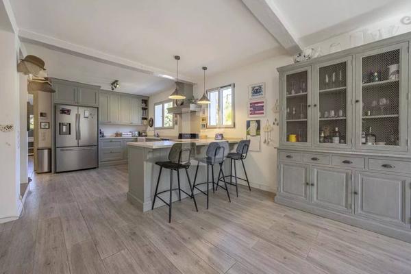 Villa spacieuse de 5 chambres et un appartement à vendre à Opio