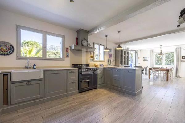 Villa spacieuse de 5 chambres et un appartement à vendre à Opio