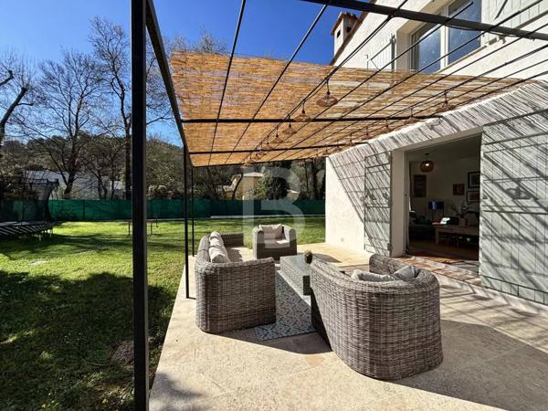 Villa spacieuse de 5 chambres et un appartement à vendre à Opio