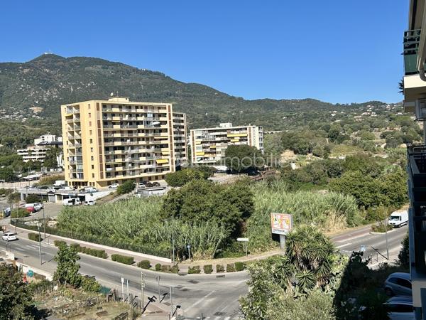 AJACCIO - Découvrez cet agréable appartement 3 pièces de 56 m², proche du centre-ville, dans un quartier calme et en plein essor. Il se situe au 4e et dernier étage d'une résidence récemment réhabilitée. Son emplacement permet de profiter facilement de tous les commerces et services : supermarchés, centre médicaux, collèges, conservatoire, gymnase...  tout en bénéficiant d'un accès facile aux principaux axes routiers et d'un environnement résidentiel agréable, avec à proximité de beaux jardins paysagers .

L'appartement se compose d'une entrée desservant un séjour lumineux, une cuisine, deux chambres, une salle d'eau avec douche ainsi qu'un WC indépendant.
Il dispose également de deux balcons, dont un avec une vue dégagée et un aperçu mer, apportant une belle ouverture sur l'extérieur.

La copropriété a fait l'objet d'importants travaux de rénovation, notamment : réfection de la toiture ; isolation thermique par l'extérieur ; ravalement de façade ; remplacement des garde-corps ; rénovation des parties communes ; résidence sécurisée par une barrière ; interphone au niveau de la barrière et du portail ;
parking au sein de la résidence. L'appartement est vendu avec une cave et une place de parking privative, des atouts particulièrement appréciables à proximité du centre-ville.

Confort et performance énergétique
L'appartement offre de bonnes prestations et un confort moderne : double-vitrages ; menuiseries PVC ; climatisation réversible ; installation électrique aux normes ; cumulus récent.
DPE : B GES : A Cette excellente performance énergétique permet de bénéficier d'une consommation maîtrisée et d'un faible impact environnemental.

Il conviendra aussi bien à un projet de résidence principale qu'à un investissement locatif, grâce à son emplacement, sa configuration en 3 pièces, son stationnement et ses prestations. Un bien complet et fonctionnel, à découvrir sans tarder.

Pour toute information et visite contactez Pierrine MURRONI - BSK IMMOBILIER : 0617092828