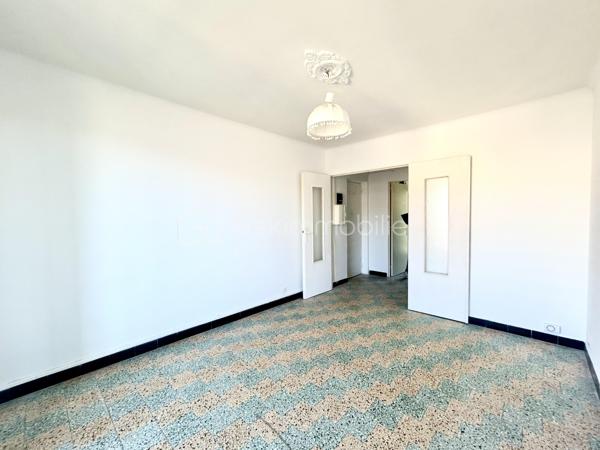 AJACCIO - Découvrez cet agréable appartement 3 pièces de 56 m², proche du centre-ville, dans un quartier calme et en plein essor. Il se situe au 4e et dernier étage d'une résidence récemment réhabilitée. Son emplacement permet de profiter facilement de tous les commerces et services : supermarchés, centre médicaux, collèges, conservatoire, gymnase...  tout en bénéficiant d'un accès facile aux principaux axes routiers et d'un environnement résidentiel agréable, avec à proximité de beaux jardins paysagers .

L'appartement se compose d'une entrée desservant un séjour lumineux, une cuisine, deux chambres, une salle d'eau avec douche ainsi qu'un WC indépendant.
Il dispose également de deux balcons, dont un avec une vue dégagée et un aperçu mer, apportant une belle ouverture sur l'extérieur.

La copropriété a fait l'objet d'importants travaux de rénovation, notamment : réfection de la toiture ; isolation thermique par l'extérieur ; ravalement de façade ; remplacement des garde-corps ; rénovation des parties communes ; résidence sécurisée par une barrière ; interphone au niveau de la barrière et du portail ;
parking au sein de la résidence. L'appartement est vendu avec une cave et une place de parking privative, des atouts particulièrement appréciables à proximité du centre-ville.

Confort et performance énergétique
L'appartement offre de bonnes prestations et un confort moderne : double-vitrages ; menuiseries PVC ; climatisation réversible ; installation électrique aux normes ; cumulus récent.
DPE : B GES : A Cette excellente performance énergétique permet de bénéficier d'une consommation maîtrisée et d'un faible impact environnemental.

Il conviendra aussi bien à un projet de résidence principale qu'à un investissement locatif, grâce à son emplacement, sa configuration en 3 pièces, son stationnement et ses prestations. Un bien complet et fonctionnel, à découvrir sans tarder.

Pour toute information et visite contactez Pierrine MURRONI - BSK IMMOBILIER : 0617092828