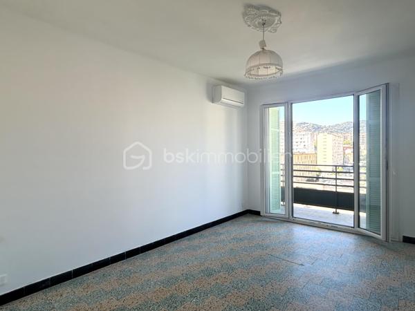 AJACCIO - Découvrez cet agréable appartement 3 pièces de 56 m², proche du centre-ville, dans un quartier calme et en plein essor. Il se situe au 4e et dernier étage d'une résidence récemment réhabilitée. Son emplacement permet de profiter facilement de tous les commerces et services : supermarchés, centre médicaux, collèges, conservatoire, gymnase...  tout en bénéficiant d'un accès facile aux principaux axes routiers et d'un environnement résidentiel agréable, avec à proximité de beaux jardins paysagers .

L'appartement se compose d'une entrée desservant un séjour lumineux, une cuisine, deux chambres, une salle d'eau avec douche ainsi qu'un WC indépendant.
Il dispose également de deux balcons, dont un avec une vue dégagée et un aperçu mer, apportant une belle ouverture sur l'extérieur.

La copropriété a fait l'objet d'importants travaux de rénovation, notamment : réfection de la toiture ; isolation thermique par l'extérieur ; ravalement de façade ; remplacement des garde-corps ; rénovation des parties communes ; résidence sécurisée par une barrière ; interphone au niveau de la barrière et du portail ;
parking au sein de la résidence. L'appartement est vendu avec une cave et une place de parking privative, des atouts particulièrement appréciables à proximité du centre-ville.

Confort et performance énergétique
L'appartement offre de bonnes prestations et un confort moderne : double-vitrages ; menuiseries PVC ; climatisation réversible ; installation électrique aux normes ; cumulus récent.
DPE : B GES : A Cette excellente performance énergétique permet de bénéficier d'une consommation maîtrisée et d'un faible impact environnemental.

Il conviendra aussi bien à un projet de résidence principale qu'à un investissement locatif, grâce à son emplacement, sa configuration en 3 pièces, son stationnement et ses prestations. Un bien complet et fonctionnel, à découvrir sans tarder.

Pour toute information et visite contactez Pierrine MURRONI - BSK IMMOBILIER : 0617092828