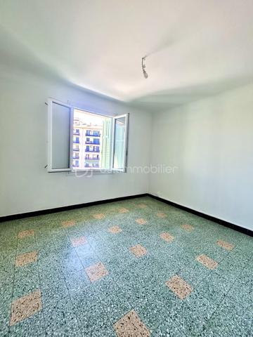 AJACCIO - Découvrez cet agréable appartement 3 pièces de 56 m², proche du centre-ville, dans un quartier calme et en plein essor. Il se situe au 4e et dernier étage d'une résidence récemment réhabilitée. Son emplacement permet de profiter facilement de tous les commerces et services : supermarchés, centre médicaux, collèges, conservatoire, gymnase...  tout en bénéficiant d'un accès facile aux principaux axes routiers et d'un environnement résidentiel agréable, avec à proximité de beaux jardins paysagers .

L'appartement se compose d'une entrée desservant un séjour lumineux, une cuisine, deux chambres, une salle d'eau avec douche ainsi qu'un WC indépendant.
Il dispose également de deux balcons, dont un avec une vue dégagée et un aperçu mer, apportant une belle ouverture sur l'extérieur.

La copropriété a fait l'objet d'importants travaux de rénovation, notamment : réfection de la toiture ; isolation thermique par l'extérieur ; ravalement de façade ; remplacement des garde-corps ; rénovation des parties communes ; résidence sécurisée par une barrière ; interphone au niveau de la barrière et du portail ;
parking au sein de la résidence. L'appartement est vendu avec une cave et une place de parking privative, des atouts particulièrement appréciables à proximité du centre-ville.

Confort et performance énergétique
L'appartement offre de bonnes prestations et un confort moderne : double-vitrages ; menuiseries PVC ; climatisation réversible ; installation électrique aux normes ; cumulus récent.
DPE : B GES : A Cette excellente performance énergétique permet de bénéficier d'une consommation maîtrisée et d'un faible impact environnemental.

Il conviendra aussi bien à un projet de résidence principale qu'à un investissement locatif, grâce à son emplacement, sa configuration en 3 pièces, son stationnement et ses prestations. Un bien complet et fonctionnel, à découvrir sans tarder.

Pour toute information et visite contactez Pierrine MURRONI - BSK IMMOBILIER : 0617092828