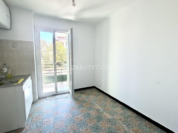 AJACCIO - Découvrez cet agréable appartement 3 pièces de 56 m², proche du centre-ville, dans un quartier calme et en plein essor. Il se situe au 4e et dernier étage d'une résidence récemment réhabilitée. Son emplacement permet de profiter facilement de tous les commerces et services : supermarchés, centre médicaux, collèges, conservatoire, gymnase...  tout en bénéficiant d'un accès facile aux principaux axes routiers et d'un environnement résidentiel agréable, avec à proximité de beaux jardins paysagers .

L'appartement se compose d'une entrée desservant un séjour lumineux, une cuisine, deux chambres, une salle d'eau avec douche ainsi qu'un WC indépendant.
Il dispose également de deux balcons, dont un avec une vue dégagée et un aperçu mer, apportant une belle ouverture sur l'extérieur.

La copropriété a fait l'objet d'importants travaux de rénovation, notamment : réfection de la toiture ; isolation thermique par l'extérieur ; ravalement de façade ; remplacement des garde-corps ; rénovation des parties communes ; résidence sécurisée par une barrière ; interphone au niveau de la barrière et du portail ;
parking au sein de la résidence. L'appartement est vendu avec une cave et une place de parking privative, des atouts particulièrement appréciables à proximité du centre-ville.

Confort et performance énergétique
L'appartement offre de bonnes prestations et un confort moderne : double-vitrages ; menuiseries PVC ; climatisation réversible ; installation électrique aux normes ; cumulus récent.
DPE : B GES : A Cette excellente performance énergétique permet de bénéficier d'une consommation maîtrisée et d'un faible impact environnemental.

Il conviendra aussi bien à un projet de résidence principale qu'à un investissement locatif, grâce à son emplacement, sa configuration en 3 pièces, son stationnement et ses prestations. Un bien complet et fonctionnel, à découvrir sans tarder.

Pour toute information et visite contactez Pierrine MURRONI - BSK IMMOBILIER : 0617092828