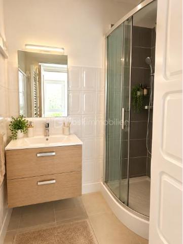 AJACCIO - Découvrez cet agréable appartement 3 pièces de 56 m², proche du centre-ville, dans un quartier calme et en plein essor. Il se situe au 4e et dernier étage d'une résidence récemment réhabilitée. Son emplacement permet de profiter facilement de tous les commerces et services : supermarchés, centre médicaux, collèges, conservatoire, gymnase...  tout en bénéficiant d'un accès facile aux principaux axes routiers et d'un environnement résidentiel agréable, avec à proximité de beaux jardins paysagers .

L'appartement se compose d'une entrée desservant un séjour lumineux, une cuisine, deux chambres, une salle d'eau avec douche ainsi qu'un WC indépendant.
Il dispose également de deux balcons, dont un avec une vue dégagée et un aperçu mer, apportant une belle ouverture sur l'extérieur.

La copropriété a fait l'objet d'importants travaux de rénovation, notamment : réfection de la toiture ; isolation thermique par l'extérieur ; ravalement de façade ; remplacement des garde-corps ; rénovation des parties communes ; résidence sécurisée par une barrière ; interphone au niveau de la barrière et du portail ;
parking au sein de la résidence. L'appartement est vendu avec une cave et une place de parking privative, des atouts particulièrement appréciables à proximité du centre-ville.

Confort et performance énergétique
L'appartement offre de bonnes prestations et un confort moderne : double-vitrages ; menuiseries PVC ; climatisation réversible ; installation électrique aux normes ; cumulus récent.
DPE : B GES : A Cette excellente performance énergétique permet de bénéficier d'une consommation maîtrisée et d'un faible impact environnemental.

Il conviendra aussi bien à un projet de résidence principale qu'à un investissement locatif, grâce à son emplacement, sa configuration en 3 pièces, son stationnement et ses prestations. Un bien complet et fonctionnel, à découvrir sans tarder.

Pour toute information et visite contactez Pierrine MURRONI - BSK IMMOBILIER : 0617092828