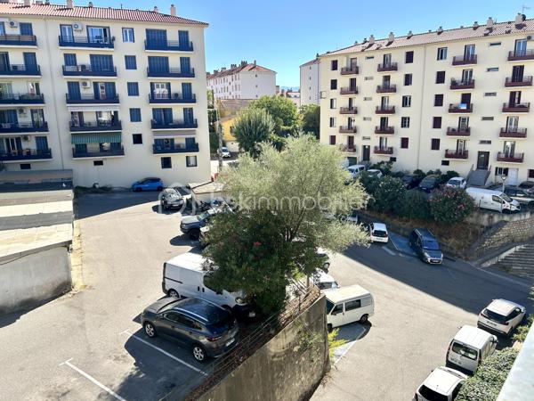 AJACCIO - Découvrez cet agréable appartement 3 pièces de 56 m², proche du centre-ville, dans un quartier calme et en plein essor. Il se situe au 4e et dernier étage d'une résidence récemment réhabilitée. Son emplacement permet de profiter facilement de tous les commerces et services : supermarchés, centre médicaux, collèges, conservatoire, gymnase...  tout en bénéficiant d'un accès facile aux principaux axes routiers et d'un environnement résidentiel agréable, avec à proximité de beaux jardins paysagers .

L'appartement se compose d'une entrée desservant un séjour lumineux, une cuisine, deux chambres, une salle d'eau avec douche ainsi qu'un WC indépendant.
Il dispose également de deux balcons, dont un avec une vue dégagée et un aperçu mer, apportant une belle ouverture sur l'extérieur.

La copropriété a fait l'objet d'importants travaux de rénovation, notamment : réfection de la toiture ; isolation thermique par l'extérieur ; ravalement de façade ; remplacement des garde-corps ; rénovation des parties communes ; résidence sécurisée par une barrière ; interphone au niveau de la barrière et du portail ;
parking au sein de la résidence. L'appartement est vendu avec une cave et une place de parking privative, des atouts particulièrement appréciables à proximité du centre-ville.

Confort et performance énergétique
L'appartement offre de bonnes prestations et un confort moderne : double-vitrages ; menuiseries PVC ; climatisation réversible ; installation électrique aux normes ; cumulus récent.
DPE : B GES : A Cette excellente performance énergétique permet de bénéficier d'une consommation maîtrisée et d'un faible impact environnemental.

Il conviendra aussi bien à un projet de résidence principale qu'à un investissement locatif, grâce à son emplacement, sa configuration en 3 pièces, son stationnement et ses prestations. Un bien complet et fonctionnel, à découvrir sans tarder.

Pour toute information et visite contactez Pierrine MURRONI - BSK IMMOBILIER : 0617092828