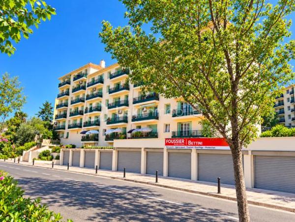 AJACCIO - Découvrez cet agréable appartement 3 pièces de 56 m², proche du centre-ville, dans un quartier calme et en plein essor. Il se situe au 4e et dernier étage d'une résidence récemment réhabilitée. Son emplacement permet de profiter facilement de tous les commerces et services : supermarchés, centre médicaux, collèges, conservatoire, gymnase...  tout en bénéficiant d'un accès facile aux principaux axes routiers et d'un environnement résidentiel agréable, avec à proximité de beaux jardins paysagers .

L'appartement se compose d'une entrée desservant un séjour lumineux, une cuisine, deux chambres, une salle d'eau avec douche ainsi qu'un WC indépendant.
Il dispose également de deux balcons, dont un avec une vue dégagée et un aperçu mer, apportant une belle ouverture sur l'extérieur.

La copropriété a fait l'objet d'importants travaux de rénovation, notamment : réfection de la toiture ; isolation thermique par l'extérieur ; ravalement de façade ; remplacement des garde-corps ; rénovation des parties communes ; résidence sécurisée par une barrière ; interphone au niveau de la barrière et du portail ;
parking au sein de la résidence. L'appartement est vendu avec une cave et une place de parking privative, des atouts particulièrement appréciables à proximité du centre-ville.

Confort et performance énergétique
L'appartement offre de bonnes prestations et un confort moderne : double-vitrages ; menuiseries PVC ; climatisation réversible ; installation électrique aux normes ; cumulus récent.
DPE : B GES : A Cette excellente performance énergétique permet de bénéficier d'une consommation maîtrisée et d'un faible impact environnemental.

Il conviendra aussi bien à un projet de résidence principale qu'à un investissement locatif, grâce à son emplacement, sa configuration en 3 pièces, son stationnement et ses prestations. Un bien complet et fonctionnel, à découvrir sans tarder.

Pour toute information et visite contactez Pierrine MURRONI - BSK IMMOBILIER : 0617092828