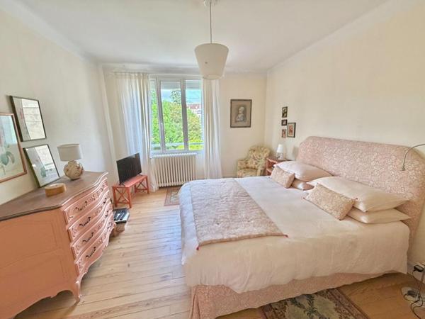 Maison centre-ville avec 3 chambres, jardinet et garage