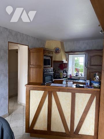 Située dans axe recherché, MAISON EN PIERRES en parfait état avec terrain 2.144 m²