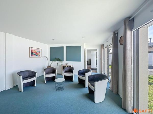 Immeuble de bureaux récent avec stationnements | accessible PMR