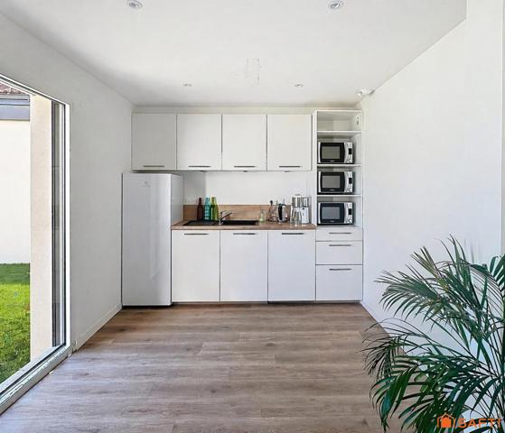 Immeuble de bureaux récent avec stationnements | accessible PMR