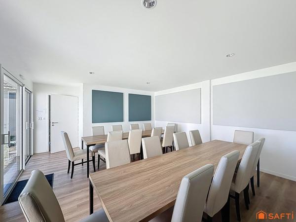 Immeuble de bureaux récent avec stationnements | accessible PMR
