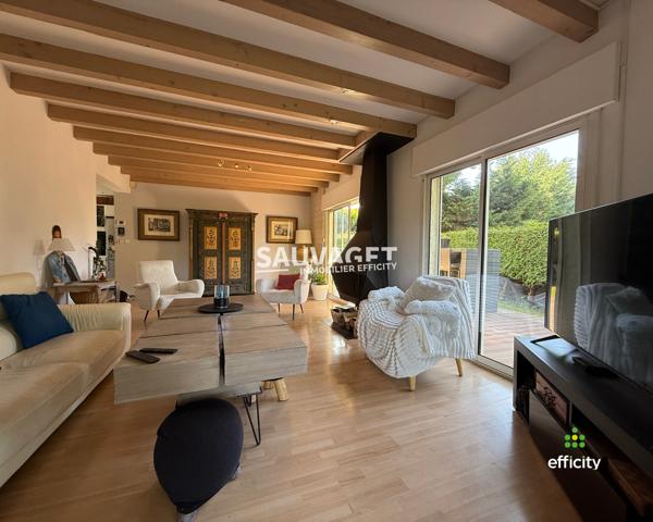 Maison
         7 pièces
        - 176 m² 635 000 € *