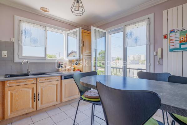 Située dans l'un des quartiers les plus prisés de Meyzieu à deux pas du Grand-Large. Parfaitement au calme, cette maison familiale séduira les acquéreurs en quête d'espace et d'un environnement privilégié à quelques pas du Grand Large.

Découvrez cette agréable et spacieuse maison familiale. Idéalement située, proche des commerces, au cœur d'une petite rue peu fréquentée, dans un environnement résidentiel particulièrement prisé.
Dès l'entrée, vous serez séduits par la verdure des espaces extérieur, les volumes et la distribution fonctionnelle de la maison. Le hall dessert, d'un côté, l'étage principal et, de l'autre, le rez-de-chaussée composé d'une buanderie, d'un garage ainsi que d'une cuisine d'été entièrement aménagée, offrant un véritable espace de vie complémentaire, idéal pour recevoir famille et amis ou créer un espace indépendant selon vos besoins.

À l'étage, un dégagement distribue harmonieusement les différentes pièces de vie. Vous découvrirez un séjour lumineux, une cuisine indépendante, une salle d'eau entièrement rénovée avec une élégante douche à l'italienne, ainsi que trois chambres, toutes équipées de rangements.

L'ensemble de la maison a été soigneusement entretenu au fil des années et offre des prestations appréciables : menuiseries en double vitrage, combles isolés, de beaux volumes, distribution fonctionnelle et excellent état général.

À l'extérieur, le terrain arboré entoure la maison et constitue un véritable espace de détente pour toute la famille. Vous profiterez d'un terrain de pétanque, idéal pour les moments de convivialité, ainsi que d'une grande piscine hors sol, parfaite pour les journées estivales.

Une maison chaleureuse, parfaitement entretenue, offrant un cadre de vie privilégié à quelques minutes des promenades du Grand Large, des écoles, des commerces et des axes de communication. Pour plus de renseignement n'hésitez pas à nous contacter.
