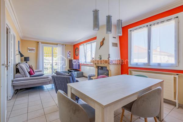 Située dans l'un des quartiers les plus prisés de Meyzieu à deux pas du Grand-Large. Parfaitement au calme, cette maison familiale séduira les acquéreurs en quête d'espace et d'un environnement privilégié à quelques pas du Grand Large.

Découvrez cette agréable et spacieuse maison familiale. Idéalement située, proche des commerces, au cœur d'une petite rue peu fréquentée, dans un environnement résidentiel particulièrement prisé.
Dès l'entrée, vous serez séduits par la verdure des espaces extérieur, les volumes et la distribution fonctionnelle de la maison. Le hall dessert, d'un côté, l'étage principal et, de l'autre, le rez-de-chaussée composé d'une buanderie, d'un garage ainsi que d'une cuisine d'été entièrement aménagée, offrant un véritable espace de vie complémentaire, idéal pour recevoir famille et amis ou créer un espace indépendant selon vos besoins.

À l'étage, un dégagement distribue harmonieusement les différentes pièces de vie. Vous découvrirez un séjour lumineux, une cuisine indépendante, une salle d'eau entièrement rénovée avec une élégante douche à l'italienne, ainsi que trois chambres, toutes équipées de rangements.

L'ensemble de la maison a été soigneusement entretenu au fil des années et offre des prestations appréciables : menuiseries en double vitrage, combles isolés, de beaux volumes, distribution fonctionnelle et excellent état général.

À l'extérieur, le terrain arboré entoure la maison et constitue un véritable espace de détente pour toute la famille. Vous profiterez d'un terrain de pétanque, idéal pour les moments de convivialité, ainsi que d'une grande piscine hors sol, parfaite pour les journées estivales.

Une maison chaleureuse, parfaitement entretenue, offrant un cadre de vie privilégié à quelques minutes des promenades du Grand Large, des écoles, des commerces et des axes de communication. Pour plus de renseignement n'hésitez pas à nous contacter.