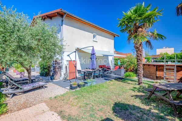 Située dans l'un des quartiers les plus prisés de Meyzieu à deux pas du Grand-Large. Parfaitement au calme, cette maison familiale séduira les acquéreurs en quête d'espace et d'un environnement privilégié à quelques pas du Grand Large.

Découvrez cette agréable et spacieuse maison familiale. Idéalement située, proche des commerces, au cœur d'une petite rue peu fréquentée, dans un environnement résidentiel particulièrement prisé.
Dès l'entrée, vous serez séduits par la verdure des espaces extérieur, les volumes et la distribution fonctionnelle de la maison. Le hall dessert, d'un côté, l'étage principal et, de l'autre, le rez-de-chaussée composé d'une buanderie, d'un garage ainsi que d'une cuisine d'été entièrement aménagée, offrant un véritable espace de vie complémentaire, idéal pour recevoir famille et amis ou créer un espace indépendant selon vos besoins.

À l'étage, un dégagement distribue harmonieusement les différentes pièces de vie. Vous découvrirez un séjour lumineux, une cuisine indépendante, une salle d'eau entièrement rénovée avec une élégante douche à l'italienne, ainsi que trois chambres, toutes équipées de rangements.

L'ensemble de la maison a été soigneusement entretenu au fil des années et offre des prestations appréciables : menuiseries en double vitrage, combles isolés, de beaux volumes, distribution fonctionnelle et excellent état général.

À l'extérieur, le terrain arboré entoure la maison et constitue un véritable espace de détente pour toute la famille. Vous profiterez d'un terrain de pétanque, idéal pour les moments de convivialité, ainsi que d'une grande piscine hors sol, parfaite pour les journées estivales.

Une maison chaleureuse, parfaitement entretenue, offrant un cadre de vie privilégié à quelques minutes des promenades du Grand Large, des écoles, des commerces et des axes de communication. Pour plus de renseignement n'hésitez pas à nous contacter.