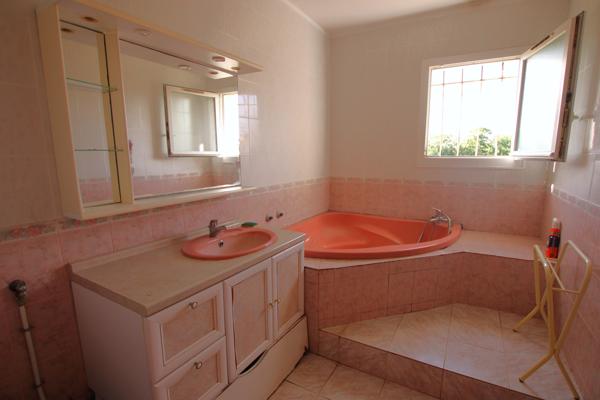 Plain pied non mitoyen sur un terrain de 1385 m²