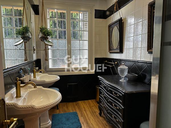 Ouest CARCASSONNE - Maison de caractére 240 m² avec piscine sur terrain paysagé 1.080 m²