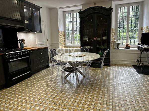 Ouest CARCASSONNE - Maison de caractére 240 m² avec piscine sur terrain paysagé 1.080 m²