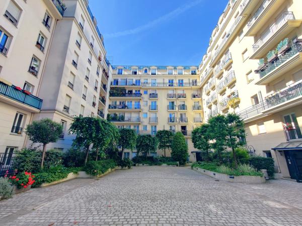 Appartement
         4 pièces
        - 86 m² 820 000 € *