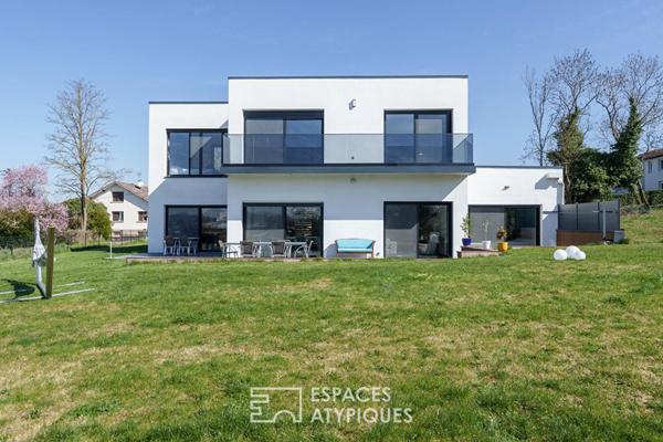 Maison d’architecte contemporaine avec vue sur les montagnes