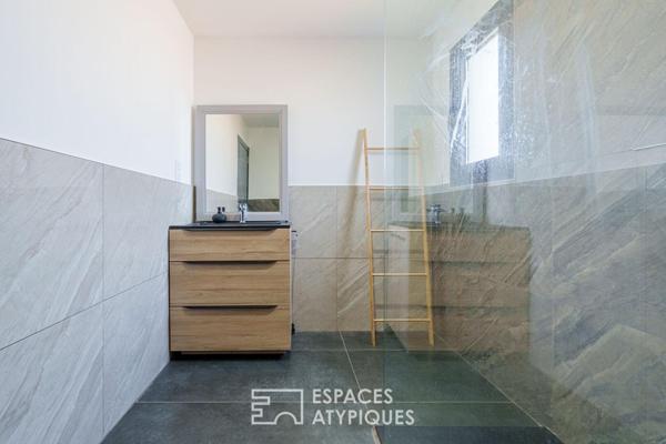 Maison d’architecte contemporaine avec vue sur les montagnes