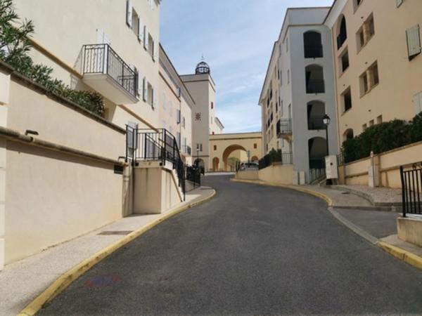 Domaine de Pont royal, BEL APPARTEMENT de 56,7 m2 dernier étage, loggia vue panoramique , parking sous terrain, piscine en résidencePISCINE