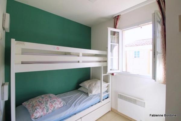 Domaine de Pont royal, BEL APPARTEMENT de 56,7 m2 dernier étage, loggia vue panoramique , parking sous terrain, piscine en résidencePISCINE