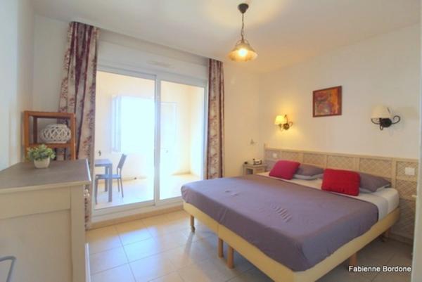 Domaine de Pont royal, BEL APPARTEMENT de 56,7 m2 dernier étage, loggia vue panoramique , parking sous terrain, piscine en résidencePISCINE